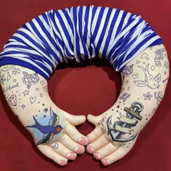 подушка-подкова руки моряка тату